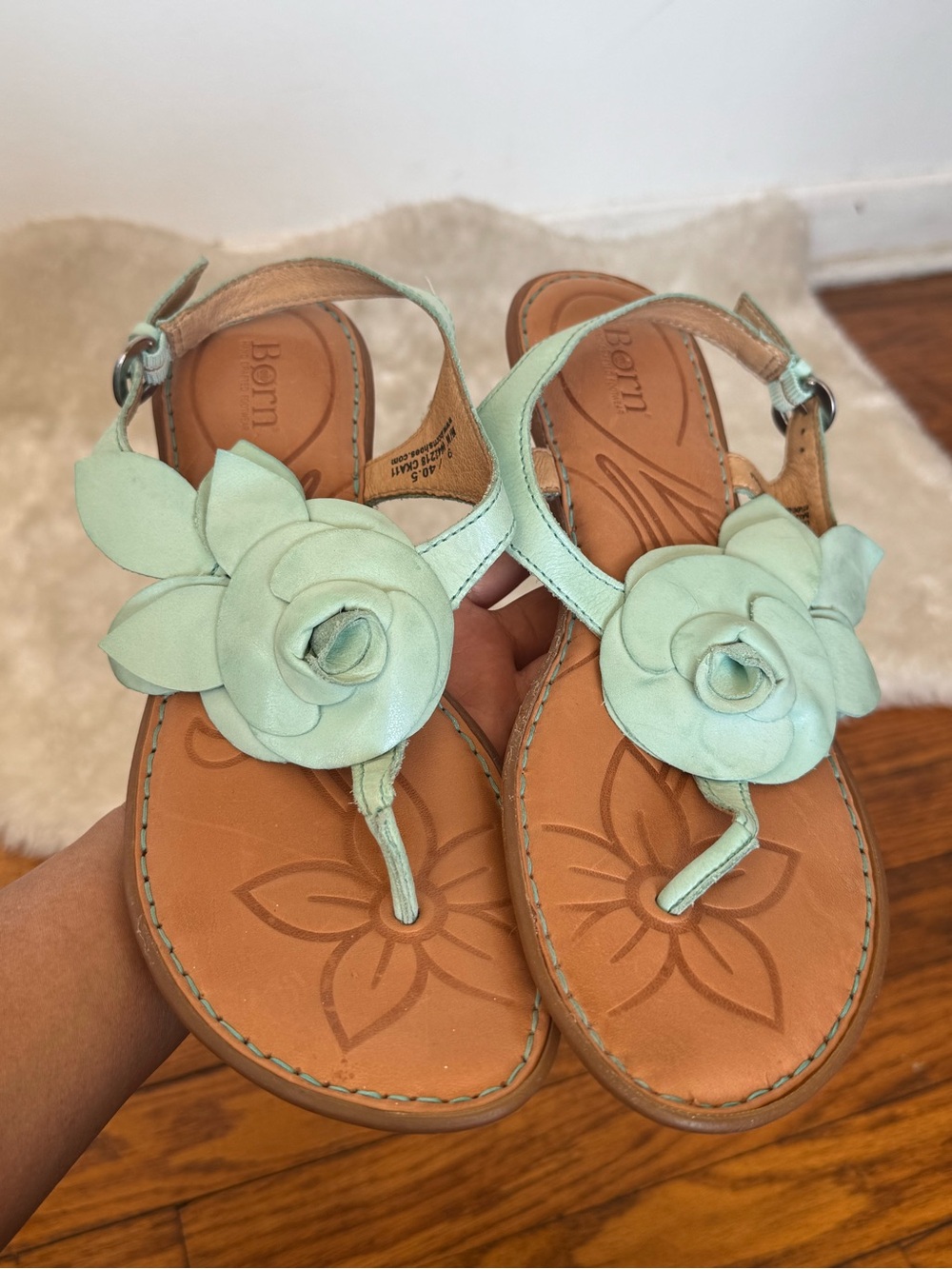 Born Leather Rose Mint Green T-Strap Sandals Sz 9